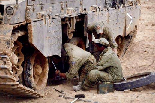 Замена резиновых бандажей катков на танке «Меркава» Мк.3. Они
часто разрушались от избыточных тепловых и весовых нагрузок